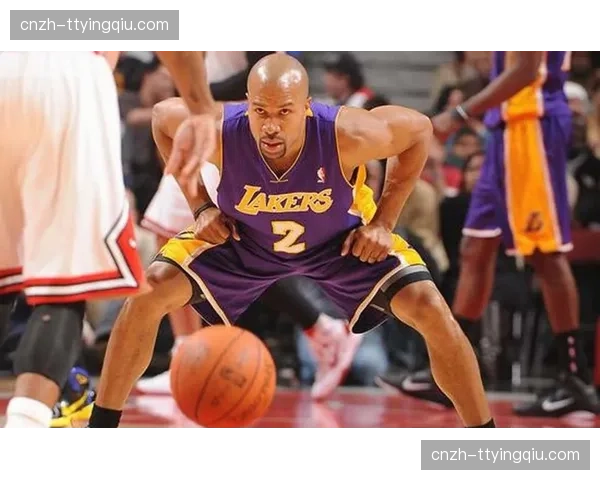 肯纳德防守端存在短板,湖人季后赛轮换面临选择难题